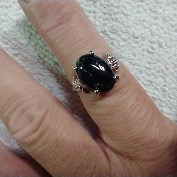 Silvertone black 🖤 stone 🪨 ring 💍 9 - Picture 1 of 5